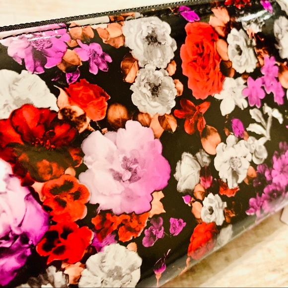 NWOT Floral Zip Around Wallet - Picture 2 of 5